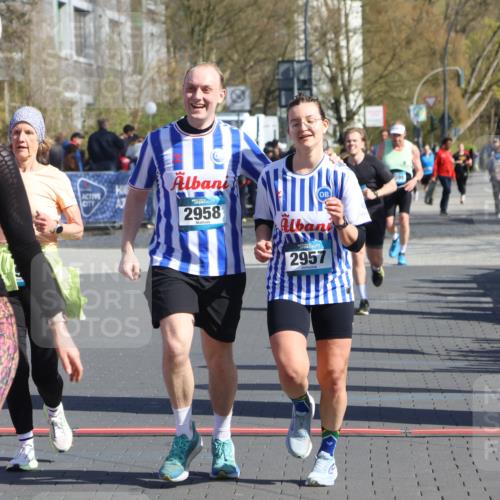 12.04.2026 - 45. Internationalen Wilhelmsburger Insellauf Strokosch-Dieckow http://msf.ph/oto/9463984 12.04.2026 10:54:31 Ziel 3918, 5740, 2958, 2957, 2895 meine-sportfotos.de