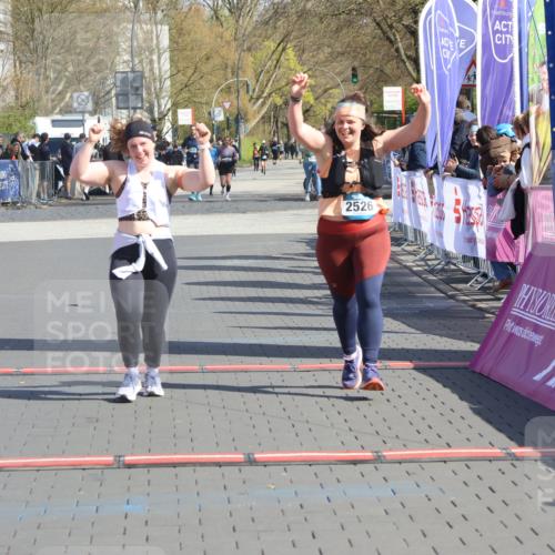 12.04.2026 - 45. Internationalen Wilhelmsburger Insellauf Strokosch-Dieckow http://msf.ph/oto/9463988 12.04.2026 11:14:05 Ziel 2527, 2526 meine-sportfotos.de