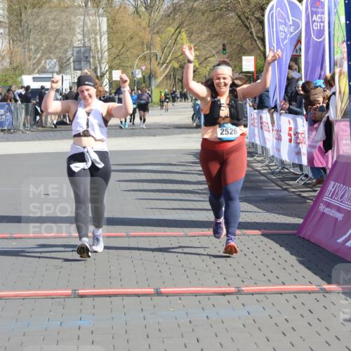 12.04.2026 - 45. Internationalen Wilhelmsburger Insellauf Strokosch-Dieckow http://msf.ph/oto/9463992 12.04.2026 11:14:05 Ziel 2527, 2526 meine-sportfotos.de