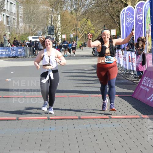 12.04.2026 - 45. Internationalen Wilhelmsburger Insellauf Strokosch-Dieckow http://msf.ph/oto/9464001 12.04.2026 11:14:06 Ziel 2527, 2526 meine-sportfotos.de