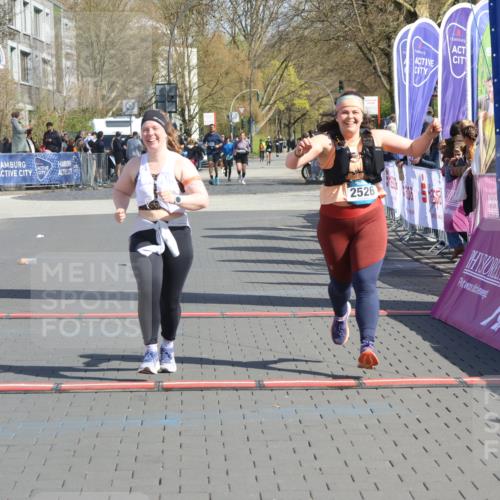 12.04.2026 - 45. Internationalen Wilhelmsburger Insellauf Strokosch-Dieckow http://msf.ph/oto/9464004 12.04.2026 11:14:06 Ziel 2527, 2526 meine-sportfotos.de