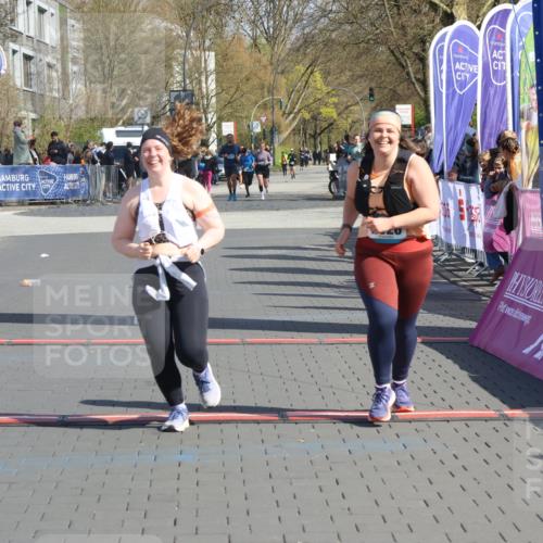 12.04.2026 - 45. Internationalen Wilhelmsburger Insellauf Strokosch-Dieckow http://msf.ph/oto/9464016 12.04.2026 11:14:06 Ziel 2527, 2526 meine-sportfotos.de