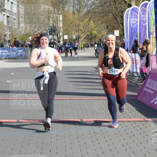 12.04.2026 - 45. Internationalen Wilhelmsburger Insellauf Strokosch-Dieckow http://msf.ph/oto/9464024 12.04.2026 11:14:07 Ziel 2527, 2526 meine-sportfotos.de