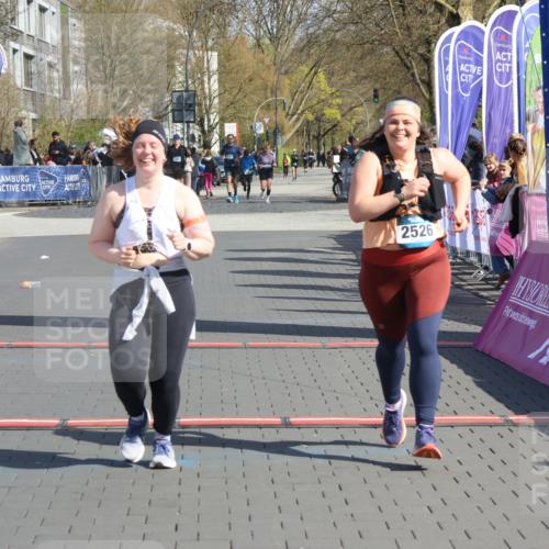 12.04.2026 - 45. Internationalen Wilhelmsburger Insellauf Strokosch-Dieckow http://msf.ph/oto/9464032 12.04.2026 11:14:07 Ziel 2527, 2526 meine-sportfotos.de