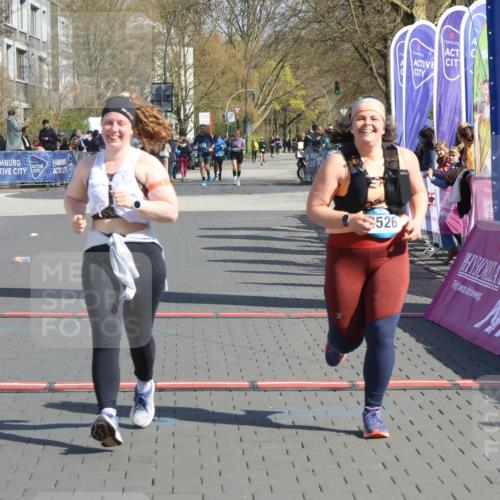 12.04.2026 - 45. Internationalen Wilhelmsburger Insellauf Strokosch-Dieckow http://msf.ph/oto/9464039 12.04.2026 11:14:07 Ziel 2527, 2526 meine-sportfotos.de