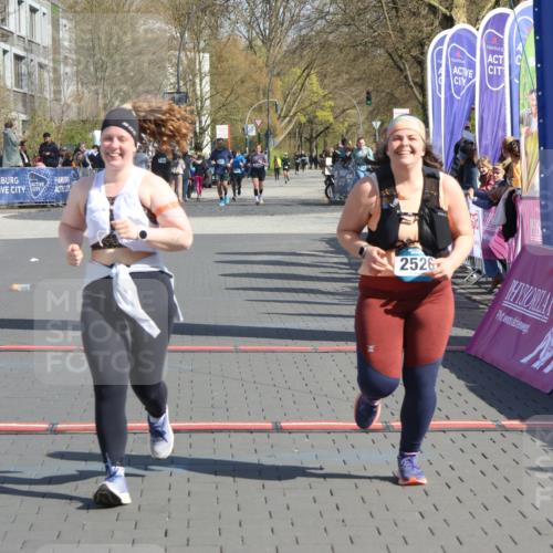 12.04.2026 - 45. Internationalen Wilhelmsburger Insellauf Strokosch-Dieckow http://msf.ph/oto/9464042 12.04.2026 11:14:07 Ziel 2527, 2526 meine-sportfotos.de