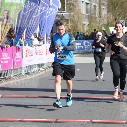 12.04.2026 - 45. Internationalen Wilhelmsburger Insellauf Strokosch-Dieckow http://msf.ph/oto/9464063 12.04.2026 10:54:53 Ziel 2569, 4389, 4390, 2701 meine-sportfotos.de