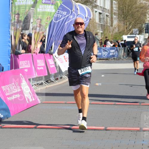 12.04.2026 - 45. Internationalen Wilhelmsburger Insellauf Strokosch-Dieckow http://msf.ph/oto/9464110 12.04.2026 11:14:36 Ziel 3202, 4548, 2404 meine-sportfotos.de