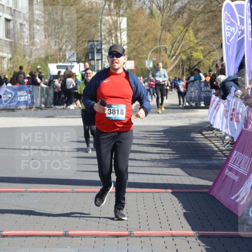 12.04.2026 - 45. Internationalen Wilhelmsburger Insellauf Strokosch-Dieckow http://msf.ph/oto/9464133 12.04.2026 10:55:10 Ziel 4687, 3818, 4711 meine-sportfotos.de