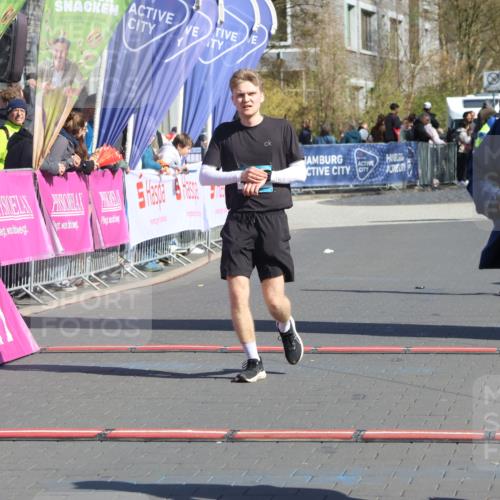 12.04.2026 - 45. Internationalen Wilhelmsburger Insellauf Strokosch-Dieckow http://msf.ph/oto/9464146 12.04.2026 10:55:12 Ziel 3818, 4711, 2088 meine-sportfotos.de