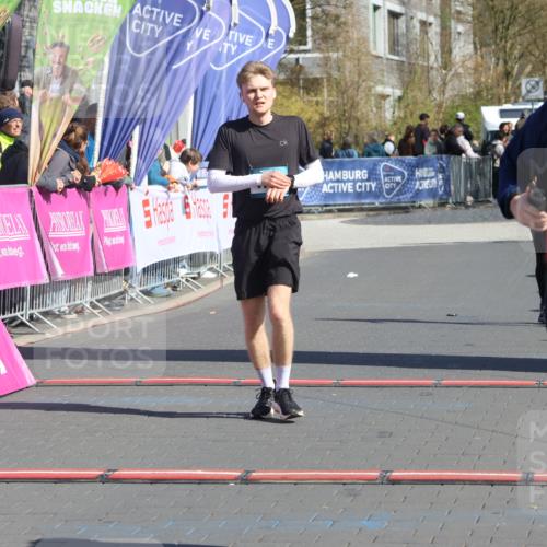 12.04.2026 - 45. Internationalen Wilhelmsburger Insellauf Strokosch-Dieckow http://msf.ph/oto/9464149 12.04.2026 10:55:12 Ziel 3818, 4711, 2088 meine-sportfotos.de