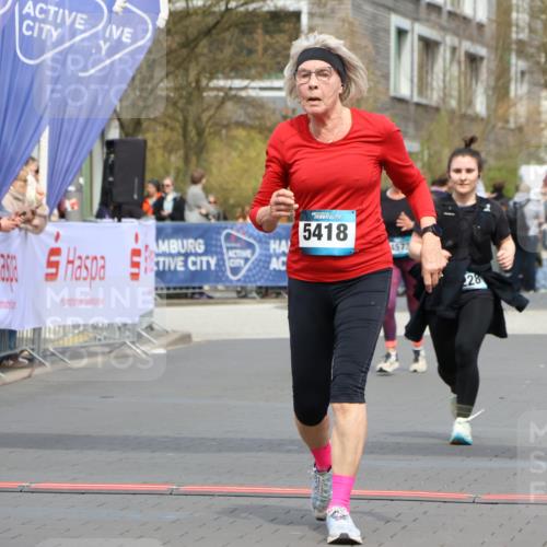 12.04.2026 - 45. Internationalen Wilhelmsburger Insellauf Strokosch-Dieckow http://msf.ph/oto/9464303 12.04.2026 13:14:44 Ziel 5418, 5481, 4228 meine-sportfotos.de