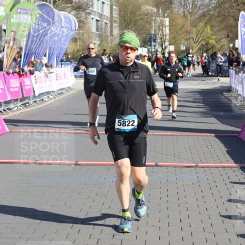 12.04.2026 - 45. Internationalen Wilhelmsburger Insellauf Strokosch-Dieckow http://msf.ph/oto/9464379 12.04.2026 10:56:19 Ziel 3118, 5822, 3488, 2797, 2796 meine-sportfotos.de
