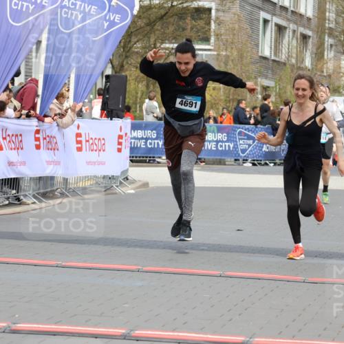 12.04.2026 - 45. Internationalen Wilhelmsburger Insellauf Strokosch-Dieckow http://msf.ph/oto/9464412 12.04.2026 13:14:31 Ziel 5790, 4716, 5318 meine-sportfotos.de