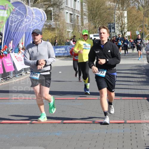 12.04.2026 - 45. Internationalen Wilhelmsburger Insellauf Strokosch-Dieckow http://msf.ph/oto/9464413 12.04.2026 10:56:23 Ziel 3488, 2797, 2796, 2921, 2808 meine-sportfotos.de