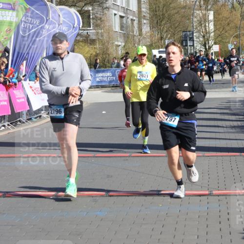 12.04.2026 - 45. Internationalen Wilhelmsburger Insellauf Strokosch-Dieckow http://msf.ph/oto/9464422 12.04.2026 10:56:23 Ziel 3488, 2797, 2796, 2921, 2808 meine-sportfotos.de