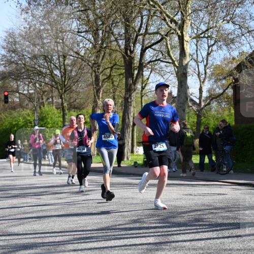 12.04.2026 - 45. Internationalen Wilhelmsburger Insellauf J. Mangold http://msf.ph/oto/9464429 12.04.2026 10:54:57 Ziel 4711, 2088, 5660, 5317, 2821, 2855, 4585, 2324, 4636, 5006, 5333, 4056, 5334, 4197, 5747, 5773, 5835, 5268, 4500, 4714 meine-sportfotos.de