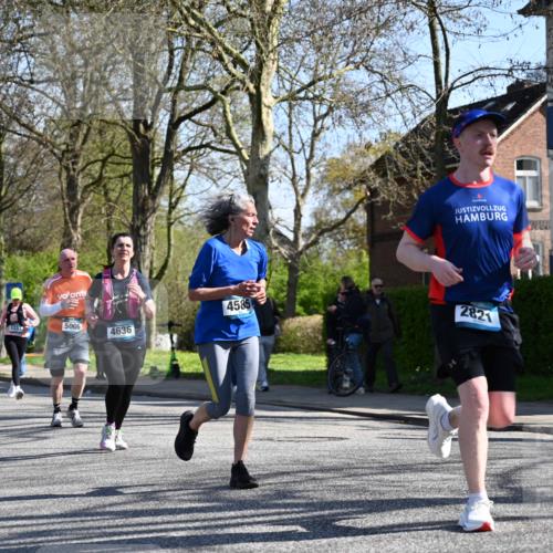 12.04.2026 - 45. Internationalen Wilhelmsburger Insellauf J. Mangold http://msf.ph/oto/9464449 12.04.2026 10:54:58 Ziel 2088, 5660, 5317, 2821, 2855, 4585, 2324, 4636, 5006, 5333, 4056, 5334, 4197, 5747, 5773, 5835, 5268, 4500, 4714 meine-sportfotos.de