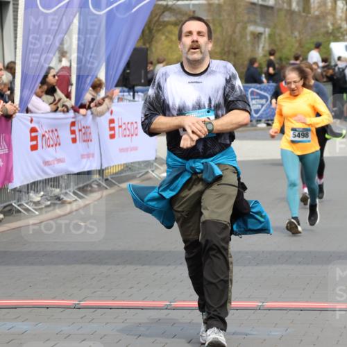 12.04.2026 - 45. Internationalen Wilhelmsburger Insellauf Strokosch-Dieckow http://msf.ph/oto/9464481 12.04.2026 13:14:18 Ziel 5340, 2999, 5498, 4465, 5350 meine-sportfotos.de