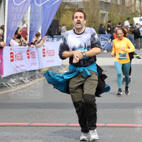 12.04.2026 - 45. Internationalen Wilhelmsburger Insellauf Strokosch-Dieckow http://msf.ph/oto/9464488 12.04.2026 13:14:18 Ziel 5340, 2999, 5498, 4465, 5350 meine-sportfotos.de