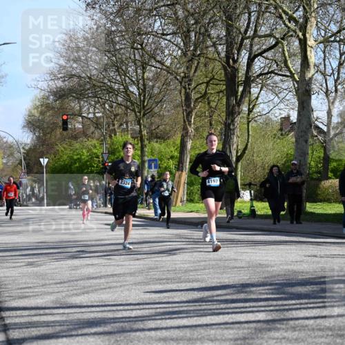 12.04.2026 - 45. Internationalen Wilhelmsburger Insellauf J. Mangold http://msf.ph/oto/9464499 12.04.2026 10:55:03 Ziel 5660, 5317, 2821, 2855, 4585, 2324, 4636, 5006, 5333, 4056, 5334, 4197, 5747, 5773, 5835, 5268, 4500, 4714, 3175, 4298, 5557 meine-sportfotos.de