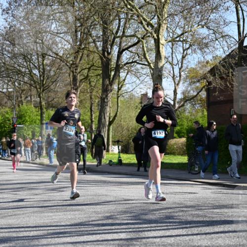 12.04.2026 - 45. Internationalen Wilhelmsburger Insellauf J. Mangold http://msf.ph/oto/9464507 12.04.2026 10:55:05 Ziel 5660, 5317, 2821, 2855, 4585, 2324, 4636, 5006, 5333, 4056, 5334, 4197, 5747, 5773, 5835, 5773, 5835, 5268, 4500, 4714, 3175, 4298, 5557 meine-sportfotos.de