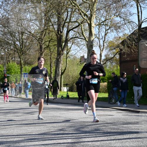 12.04.2026 - 45. Internationalen Wilhelmsburger Insellauf J. Mangold http://msf.ph/oto/9464509 12.04.2026 10:55:05 Ziel 5660, 5317, 2821, 2855, 4585, 2324, 4636, 5006, 5333, 4056, 5334, 4197, 5747, 5773, 5835, 5773, 5835, 5268, 4500, 4714, 3175, 4298, 5557 meine-sportfotos.de