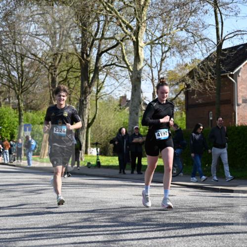 12.04.2026 - 45. Internationalen Wilhelmsburger Insellauf J. Mangold http://msf.ph/oto/9464514 12.04.2026 10:55:05 Ziel 5660, 5317, 2821, 2855, 4585, 2324, 4636, 5006, 5333, 4056, 5334, 4197, 5747, 5773, 5835, 5773, 5835, 5268, 4500, 4714, 3175, 4298, 5557 meine-sportfotos.de
