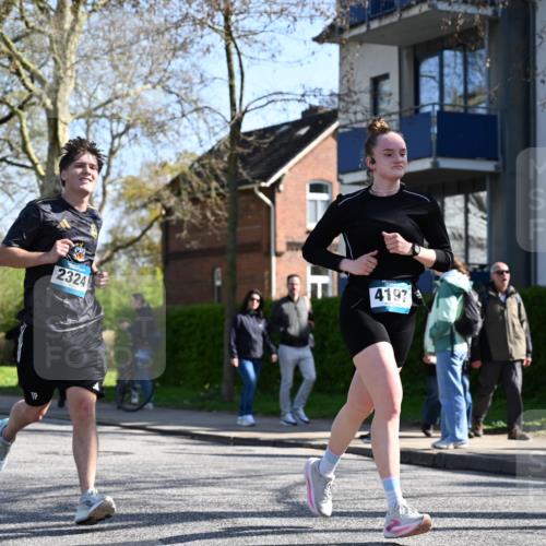 12.04.2026 - 45. Internationalen Wilhelmsburger Insellauf J. Mangold http://msf.ph/oto/9464534 12.04.2026 10:55:06 Ziel 2821, 2855, 4585, 2324, 4636, 5006, 5333, 4056, 5334, 4197, 5747, 5773, 5835, 5268, 4500, 5268, 4500, 4714, 3175, 4298, 5557 meine-sportfotos.de