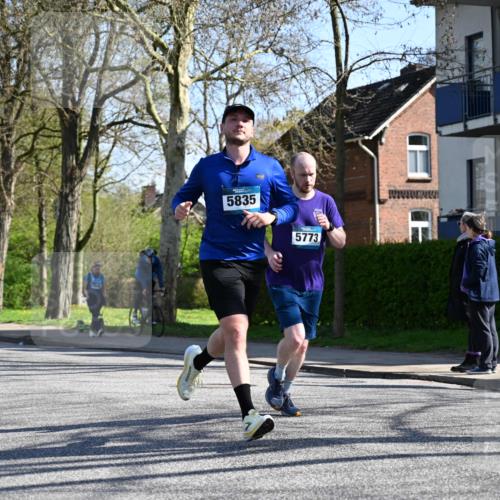 12.04.2026 - 45. Internationalen Wilhelmsburger Insellauf J. Mangold http://msf.ph/oto/9464600 12.04.2026 10:55:19 Ziel 4197, 5747, 5773, 5835, 5268, 4500, 4714, 4714, 3175, 4298, 5557, 2349, 3118, 5822, 3488, 2797, 2796 meine-sportfotos.de