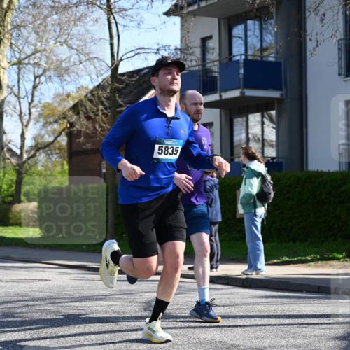 12.04.2026 - 45. Internationalen Wilhelmsburger Insellauf J. Mangold http://msf.ph/oto/9464610 12.04.2026 10:55:19 Ziel 4197, 5747, 5773, 5835, 5268, 4500, 4714, 4714, 3175, 4298, 5557, 2349, 3118, 5822, 3488, 2797, 2796 meine-sportfotos.de