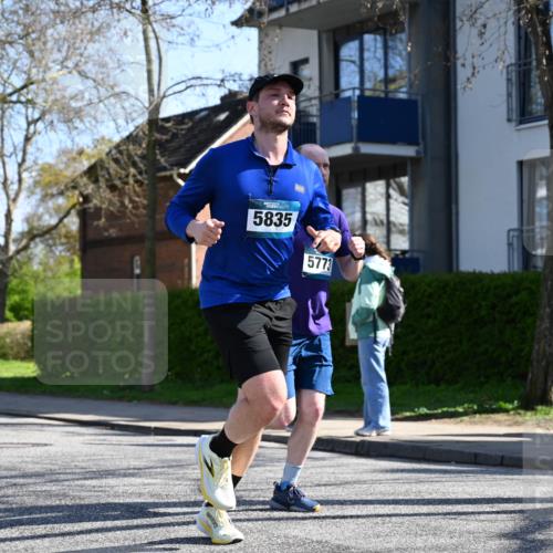 12.04.2026 - 45. Internationalen Wilhelmsburger Insellauf J. Mangold http://msf.ph/oto/9464611 12.04.2026 10:55:19 Ziel 4197, 5747, 5773, 5835, 5268, 4500, 4714, 4714, 3175, 4298, 5557, 2349, 3118, 5822, 3488, 2797, 2796 meine-sportfotos.de
