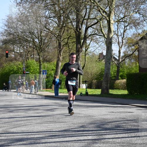 12.04.2026 - 45. Internationalen Wilhelmsburger Insellauf J. Mangold http://msf.ph/oto/9464631 12.04.2026 10:55:34 Ziel 4714, 3175, 4298, 5557, 2349, 3118, 5822, 3488, 2797, 2796, 2921, 2808, 2808, 3916, 4494, 5047, 4070, 5771, 4549 meine-sportfotos.de