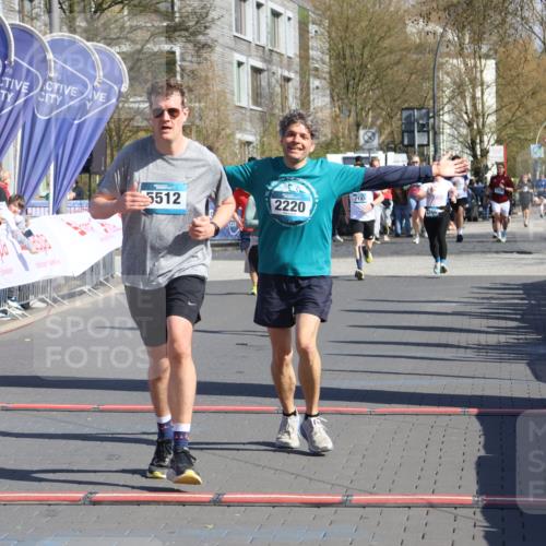 12.04.2026 - 45. Internationalen Wilhelmsburger Insellauf Strokosch-Dieckow http://msf.ph/oto/9464680 12.04.2026 10:56:48 Ziel 2055, 5512, 2220, 4158 meine-sportfotos.de