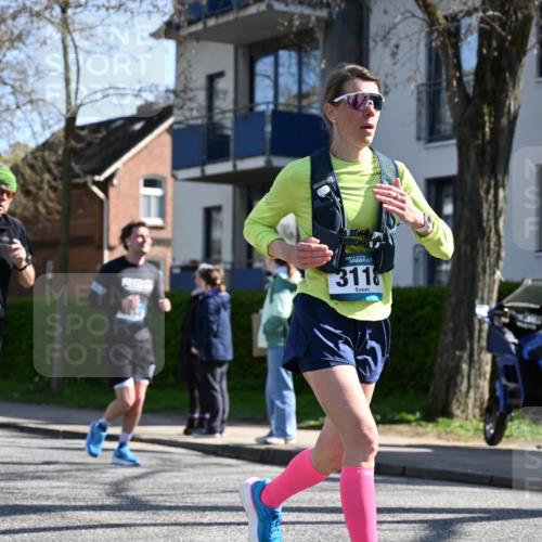 12.04.2026 - 45. Internationalen Wilhelmsburger Insellauf J. Mangold http://msf.ph/oto/9464693 12.04.2026 10:55:48 Ziel 3175, 4298, 5557, 2349, 3118, 5822, 3488, 2797, 2796, 2921, 2808, 3916, 3916, 4494, 5047, 4070, 5771, 4549, 4717, 2055, 5512, 2220, 4158 meine-sportfotos.de
