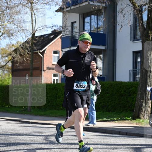 12.04.2026 - 45. Internationalen Wilhelmsburger Insellauf J. Mangold http://msf.ph/oto/9464701 12.04.2026 10:55:49 Ziel 3175, 4298, 5557, 2349, 3118, 5822, 3488, 2797, 2796, 2921, 2808, 3916, 4494, 5047, 4070, 5771, 4549, 4717, 2055, 5512, 2220, 4158 meine-sportfotos.de