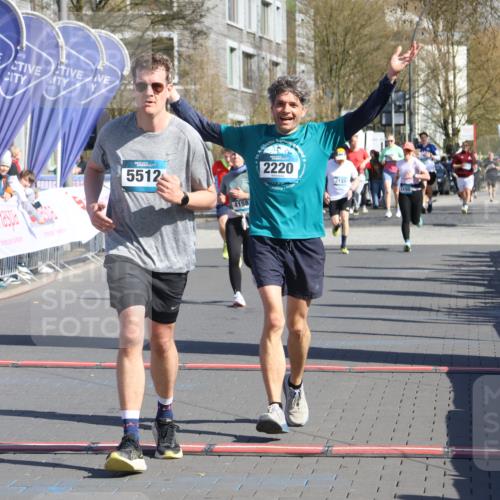 12.04.2026 - 45. Internationalen Wilhelmsburger Insellauf Strokosch-Dieckow http://msf.ph/oto/9464714 12.04.2026 10:56:48 Ziel 2055, 5512, 2220, 4158 meine-sportfotos.de