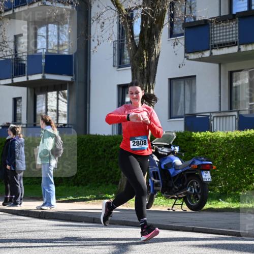 12.04.2026 - 45. Internationalen Wilhelmsburger Insellauf J. Mangold http://msf.ph/oto/9464742 12.04.2026 10:55:59 Ziel 3118, 5822, 3488, 2797, 2796, 2921, 2808, 3916, 4494, 5047, 4070, 5771, 4549, 4717, 2055, 5512, 2220, 4158, 2133, 2754, 4155, 2795, 3917, 5319, 5352 meine-sportfotos.de