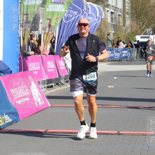 12.04.2026 - 45. Internationalen Wilhelmsburger Insellauf Strokosch-Dieckow http://msf.ph/oto/9464823 12.04.2026 11:14:36 Ziel 3202, 4548, 2404 meine-sportfotos.de