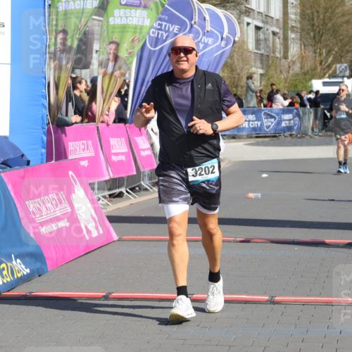 12.04.2026 - 45. Internationalen Wilhelmsburger Insellauf Strokosch-Dieckow http://msf.ph/oto/9464830 12.04.2026 11:14:36 Ziel 3202, 4548, 2404 meine-sportfotos.de