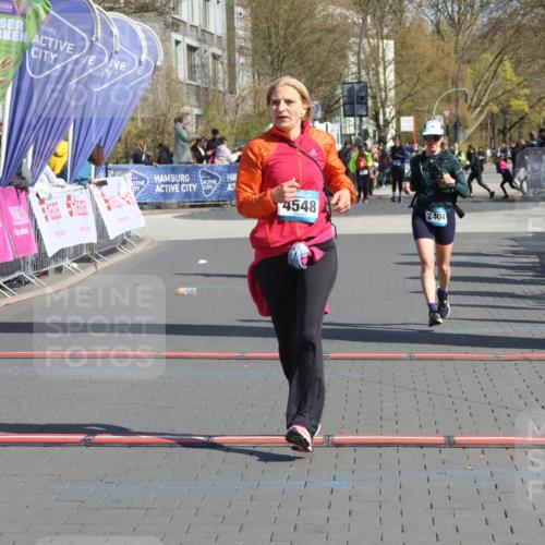 12.04.2026 - 45. Internationalen Wilhelmsburger Insellauf Strokosch-Dieckow http://msf.ph/oto/9464845 12.04.2026 11:14:38 Ziel 3202, 4548, 2404 meine-sportfotos.de