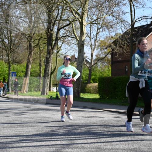 12.04.2026 - 45. Internationalen Wilhelmsburger Insellauf J. Mangold http://msf.ph/oto/9464881 12.04.2026 10:56:22 Ziel 5771, 4549, 4717, 2055, 5512, 2220, 4158, 2133, 2754, 4155, 2795, 3917, 5319, 5352, 2915, 3224, 4654, 3059, 3187, 4448, 2912, 2913, 4927, 2791, 2067, 4321, 2744, 5508 meine-sportfotos.de
