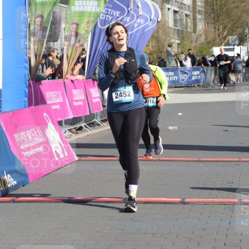 12.04.2026 - 45. Internationalen Wilhelmsburger Insellauf Strokosch-Dieckow http://msf.ph/oto/9464979 12.04.2026 11:14:54 Ziel 3343, 2452, 3018, 2424 meine-sportfotos.de