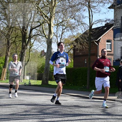 12.04.2026 - 45. Internationalen Wilhelmsburger Insellauf J. Mangold http://msf.ph/oto/9464984 12.04.2026 10:56:33 Ziel 5512, 2220, 4158, 2133, 2754, 4155, 2795, 3917, 5319, 5352, 2915, 3224, 4654, 3059, 3187, 4448, 2912, 2913, 4927, 2791, 2067, 4321, 2744, 5508, 5508, 4388, 2579, 2458, 5845, 5844 meine-sportfotos.de