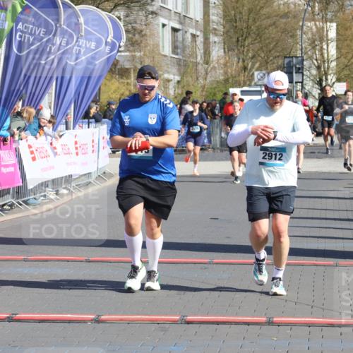 12.04.2026 - 45. Internationalen Wilhelmsburger Insellauf Strokosch-Dieckow http://msf.ph/oto/9464986 12.04.2026 10:57:17 Ziel 2912, 2913 meine-sportfotos.de