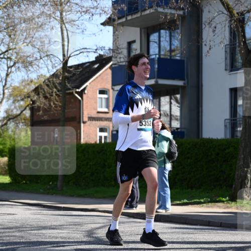 12.04.2026 - 45. Internationalen Wilhelmsburger Insellauf J. Mangold http://msf.ph/oto/9465004 12.04.2026 10:56:34 Ziel 4158, 2133, 2754, 4155, 2795, 3917, 5319, 5352, 2915, 3224, 4654, 3059, 3187, 4448, 2912, 2913, 4927, 2791, 2067, 4321, 2744, 5508, 4388, 2579, 2458, 5845, 5844 meine-sportfotos.de