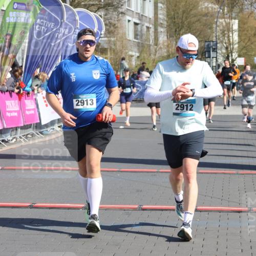 12.04.2026 - 45. Internationalen Wilhelmsburger Insellauf Strokosch-Dieckow http://msf.ph/oto/9465008 12.04.2026 10:57:18 Ziel 2912, 2913 meine-sportfotos.de