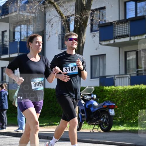 12.04.2026 - 45. Internationalen Wilhelmsburger Insellauf J. Mangold http://msf.ph/oto/9465046 12.04.2026 10:56:42 Ziel 2795, 3917, 5319, 5352, 2915, 3224, 4654, 3059, 3187, 4448, 2912, 2913, 4927, 2791, 2067, 4321, 2744, 5508, 4388, 2579, 2458, 5845, 5844, 5701 meine-sportfotos.de