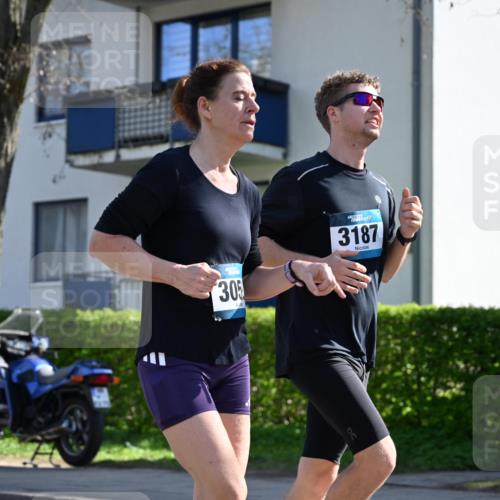 12.04.2026 - 45. Internationalen Wilhelmsburger Insellauf J. Mangold http://msf.ph/oto/9465056 12.04.2026 10:56:43 Ziel 2795, 3917, 5319, 5352, 2915, 3224, 4654, 3059, 3187, 4448, 2912, 2913, 4927, 2791, 4927, 2791, 2067, 4321, 2744, 5508, 4388, 2579, 2458, 5845, 5844, 5701 meine-sportfotos.de