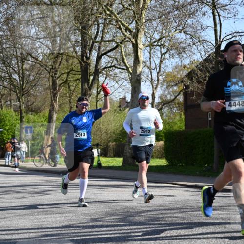 12.04.2026 - 45. Internationalen Wilhelmsburger Insellauf J. Mangold http://msf.ph/oto/9465115 12.04.2026 10:56:45 Ziel 5319, 5352, 2915, 3224, 4654, 3059, 3187, 4448, 2912, 2913, 4927, 2791, 2067, 4321, 2744, 5508, 5508, 4388, 2579, 2458, 5845, 5844, 5701 meine-sportfotos.de